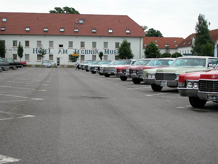 Speyer_220508_060.JPG - Präsentation der Cadillacs auf dem Parkplatz vor dem Hotel Am Technikmuseum